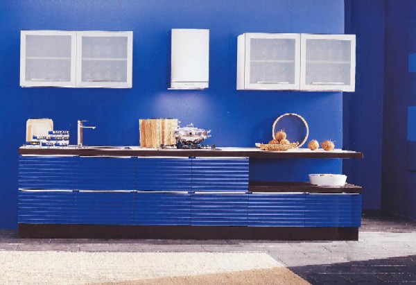 Cucina moderna:  anta con estetica a tapparella, a profilo concavo, disponibile nelle finiture laccato opaco o groffato, ed alcuni particolari in precomposto noce, con la possibilità di inserire ante a vetro con telaio in alluminio.